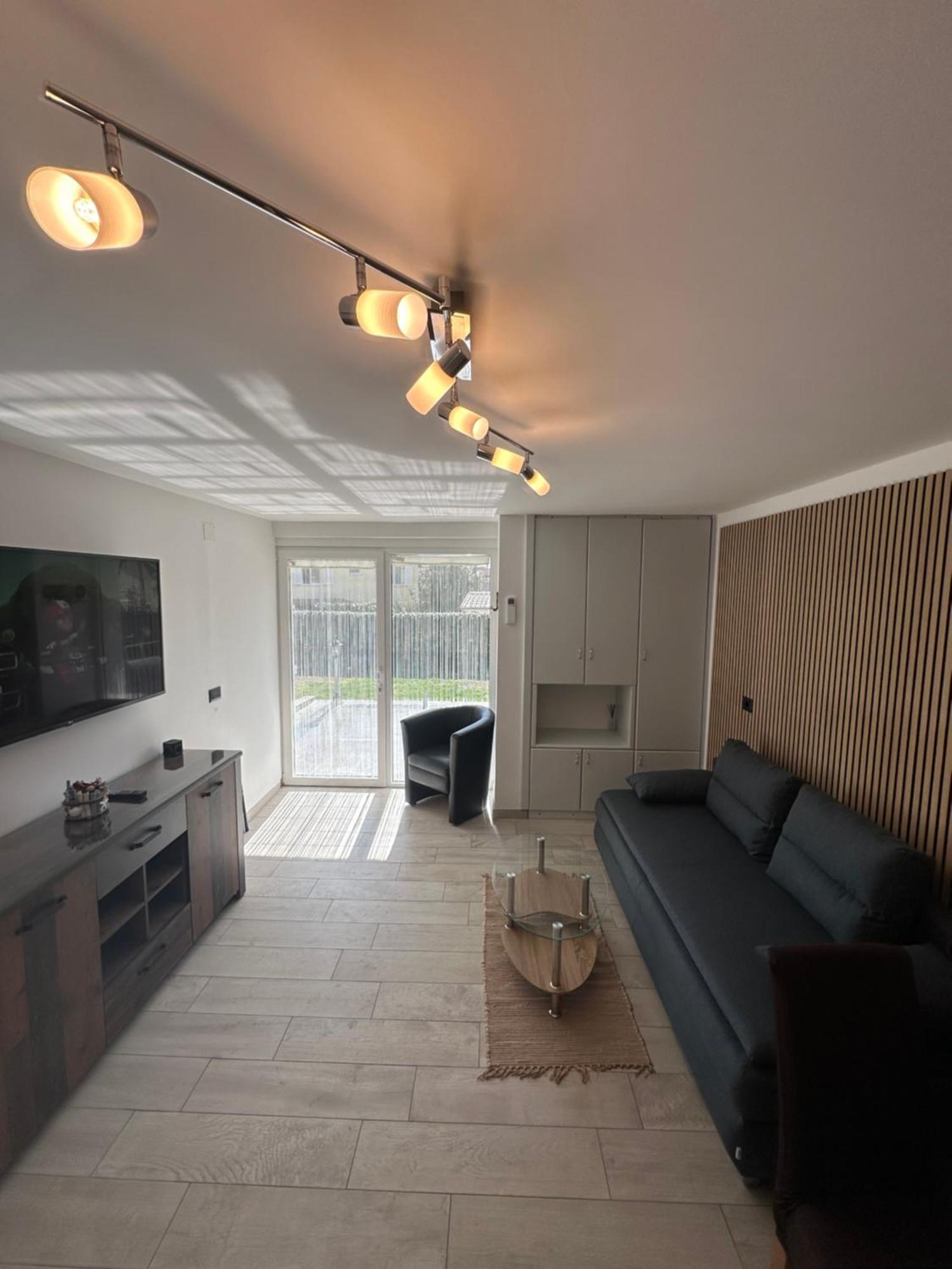 Villa Anthony Ровин Екстериор снимка