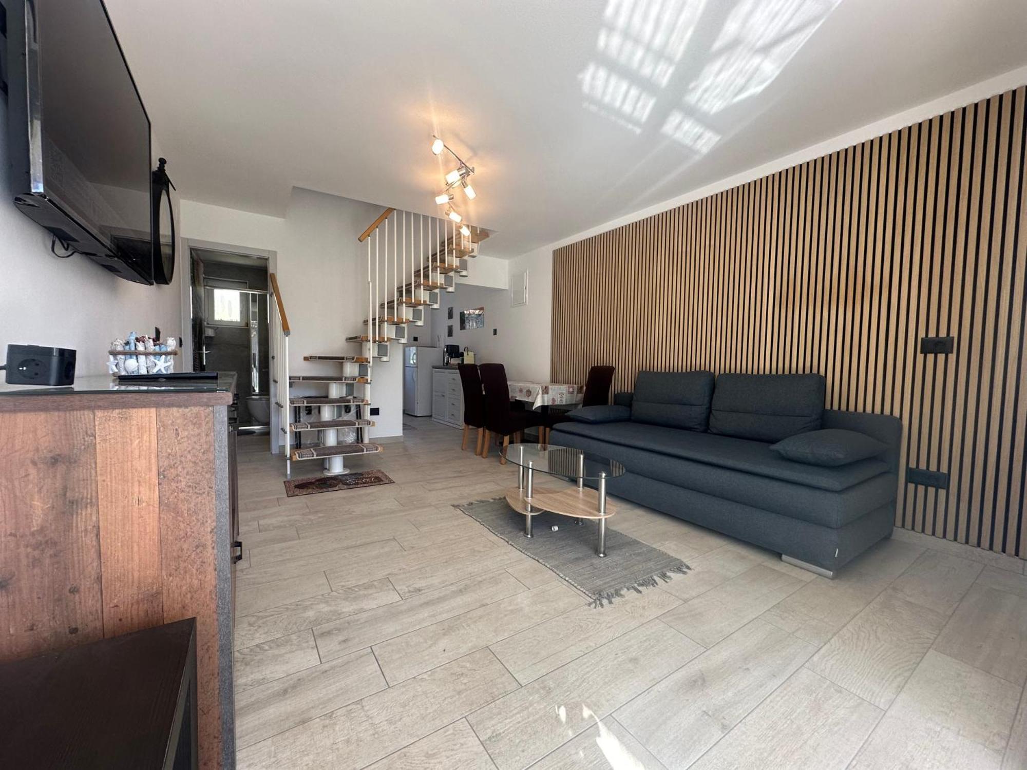 Villa Anthony Ровин Екстериор снимка