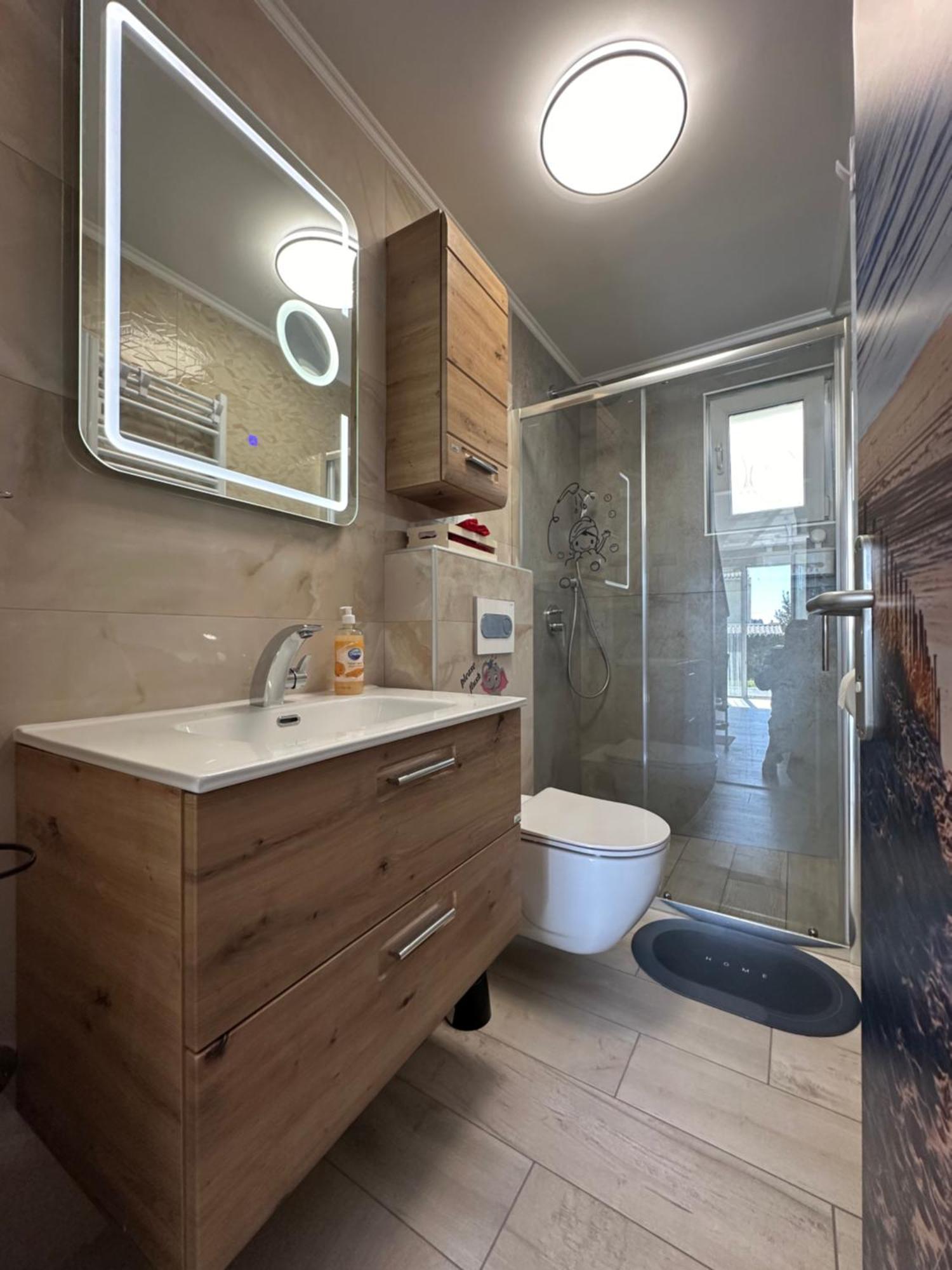 Villa Anthony Ровин Екстериор снимка