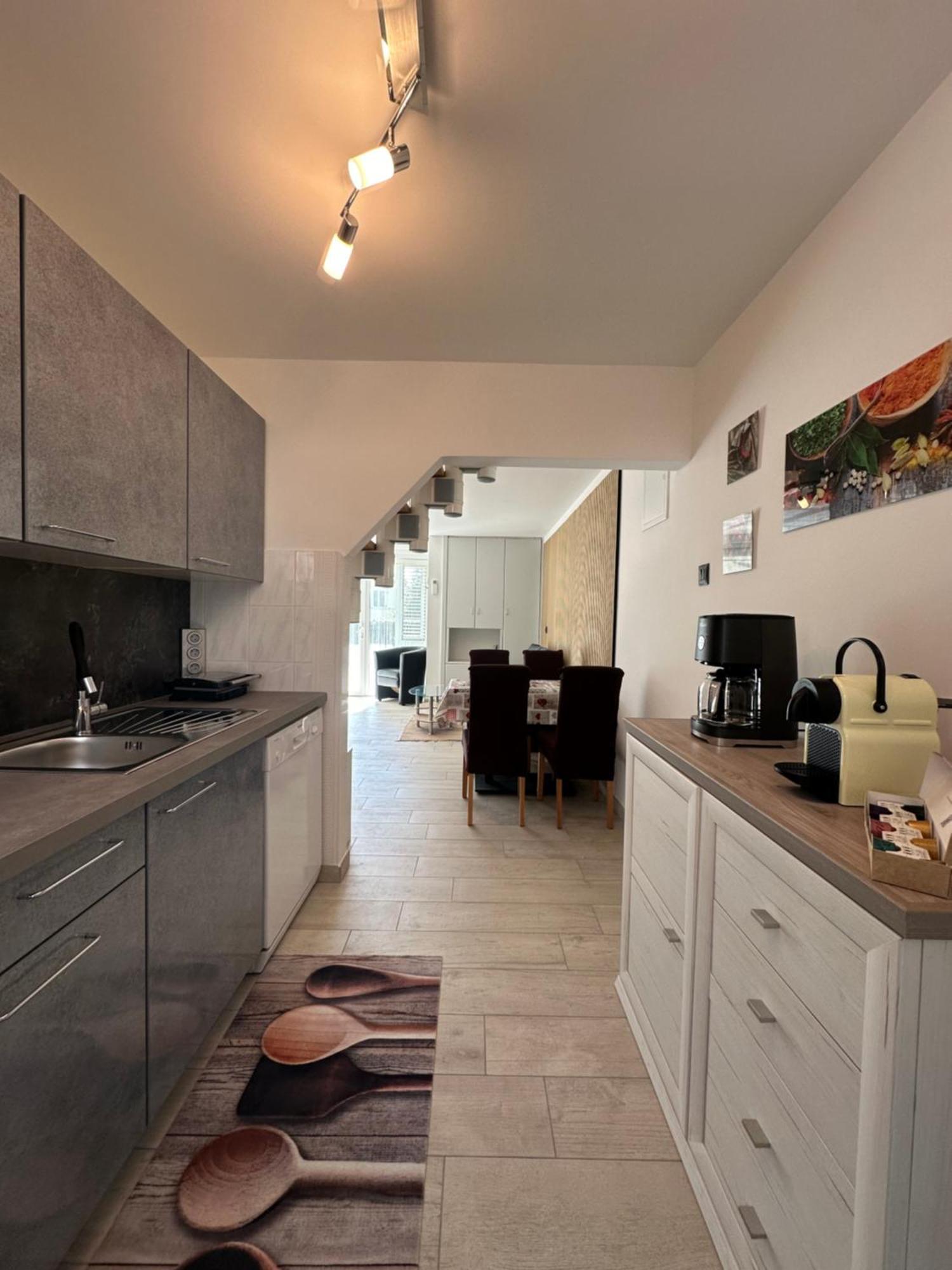 Villa Anthony Ровин Екстериор снимка