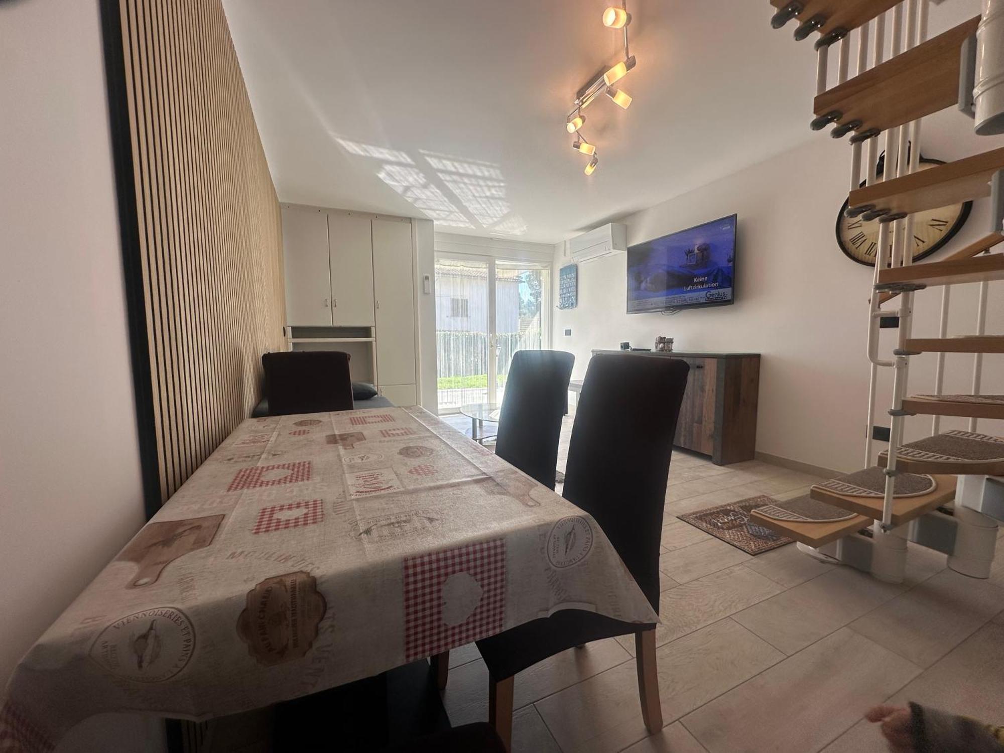 Villa Anthony Ровин Екстериор снимка