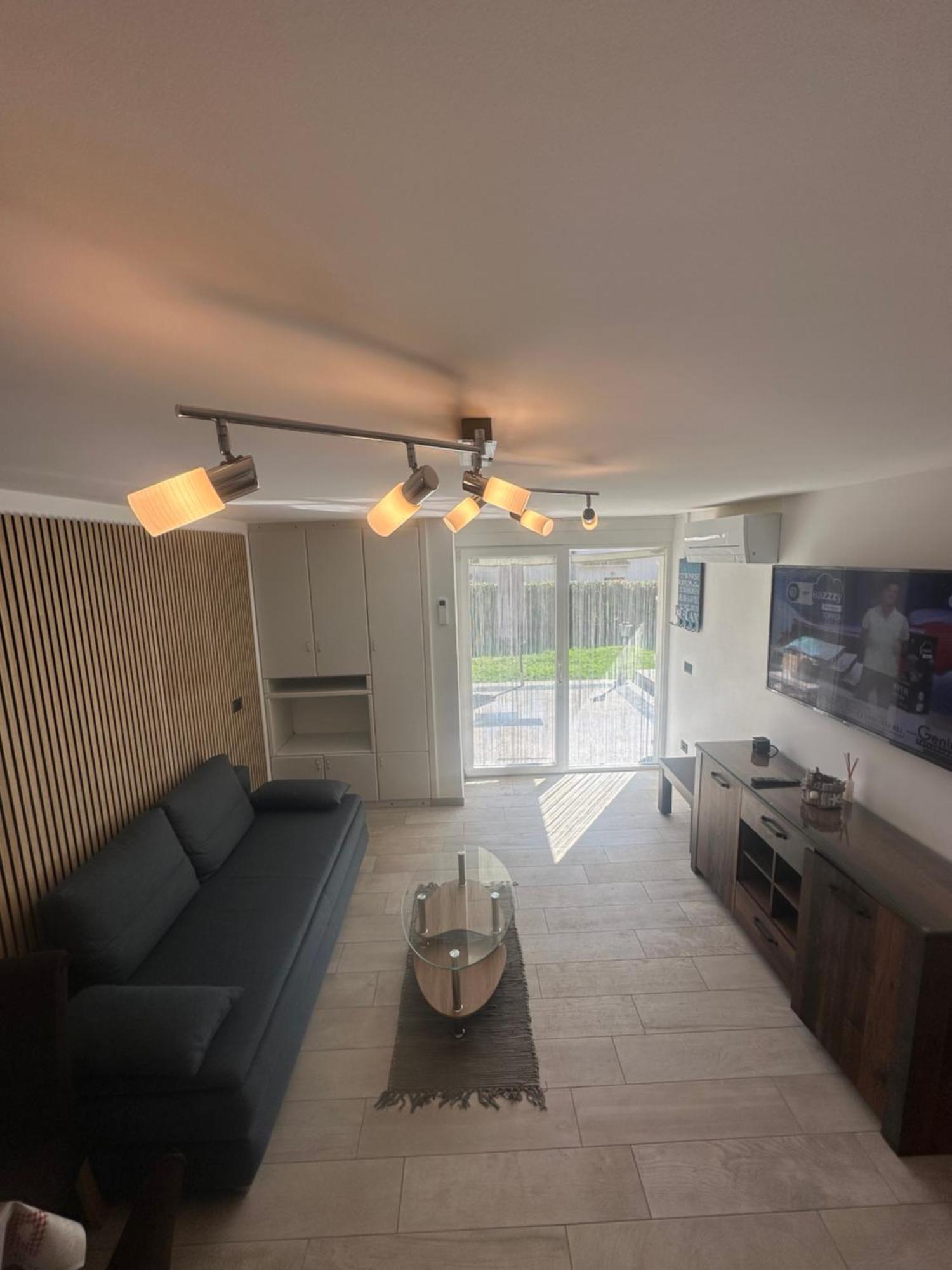 Villa Anthony Ровин Екстериор снимка