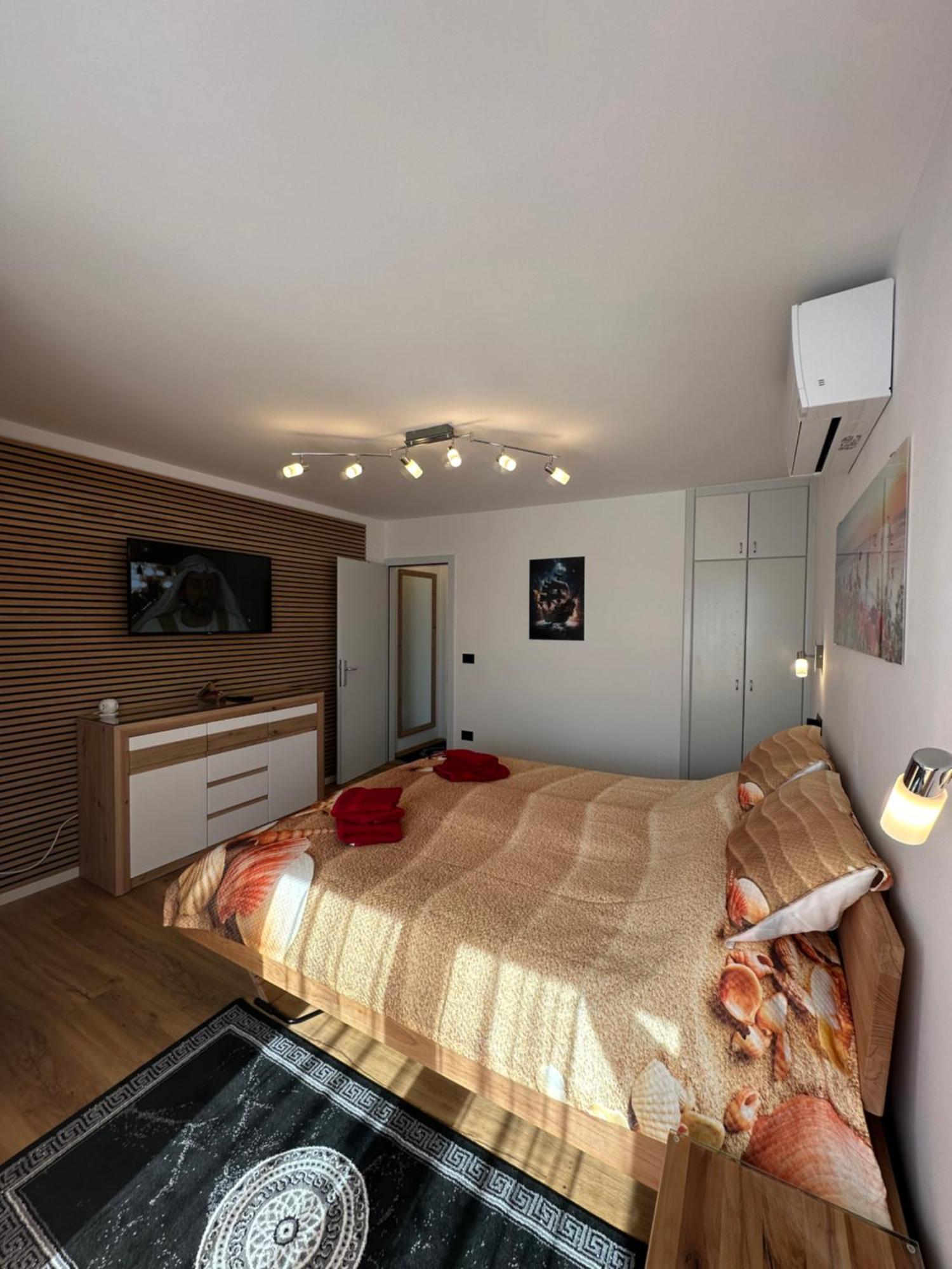 Villa Anthony Ровин Екстериор снимка